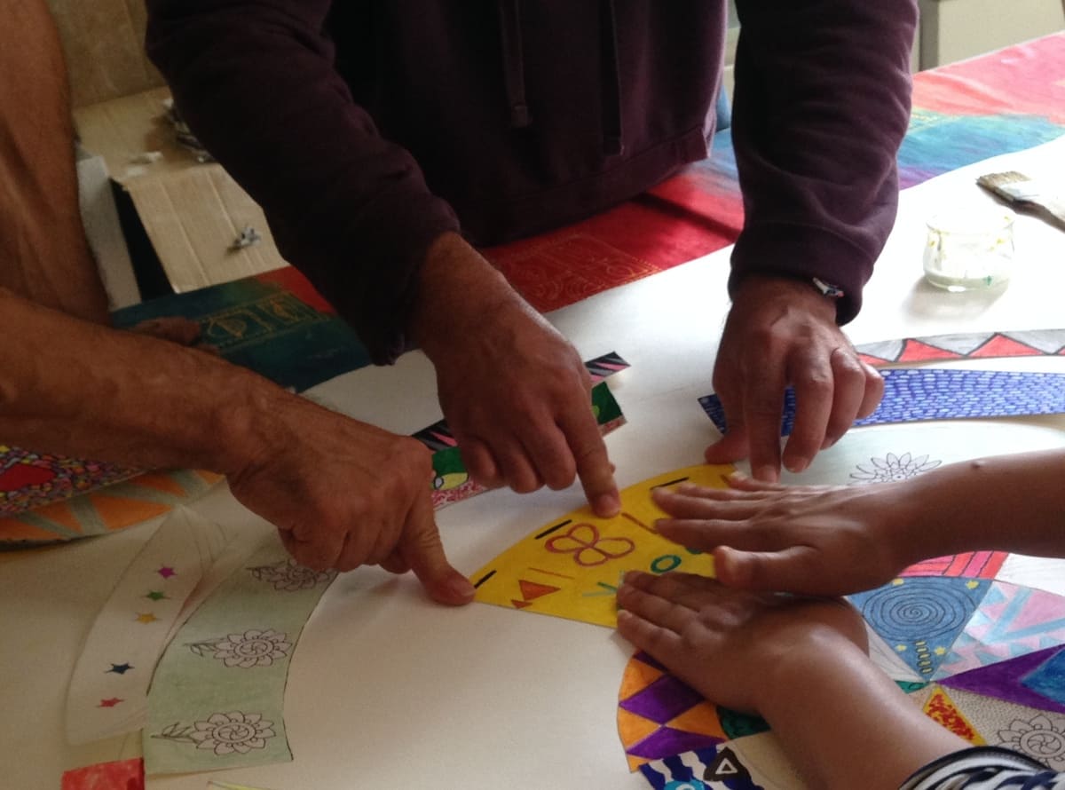 Magalie bayart art therapie sante mentale accompagnement alternatif psychologie enfant adolescent adulte adolescent déprimé isolé à coté d’une fenêtre